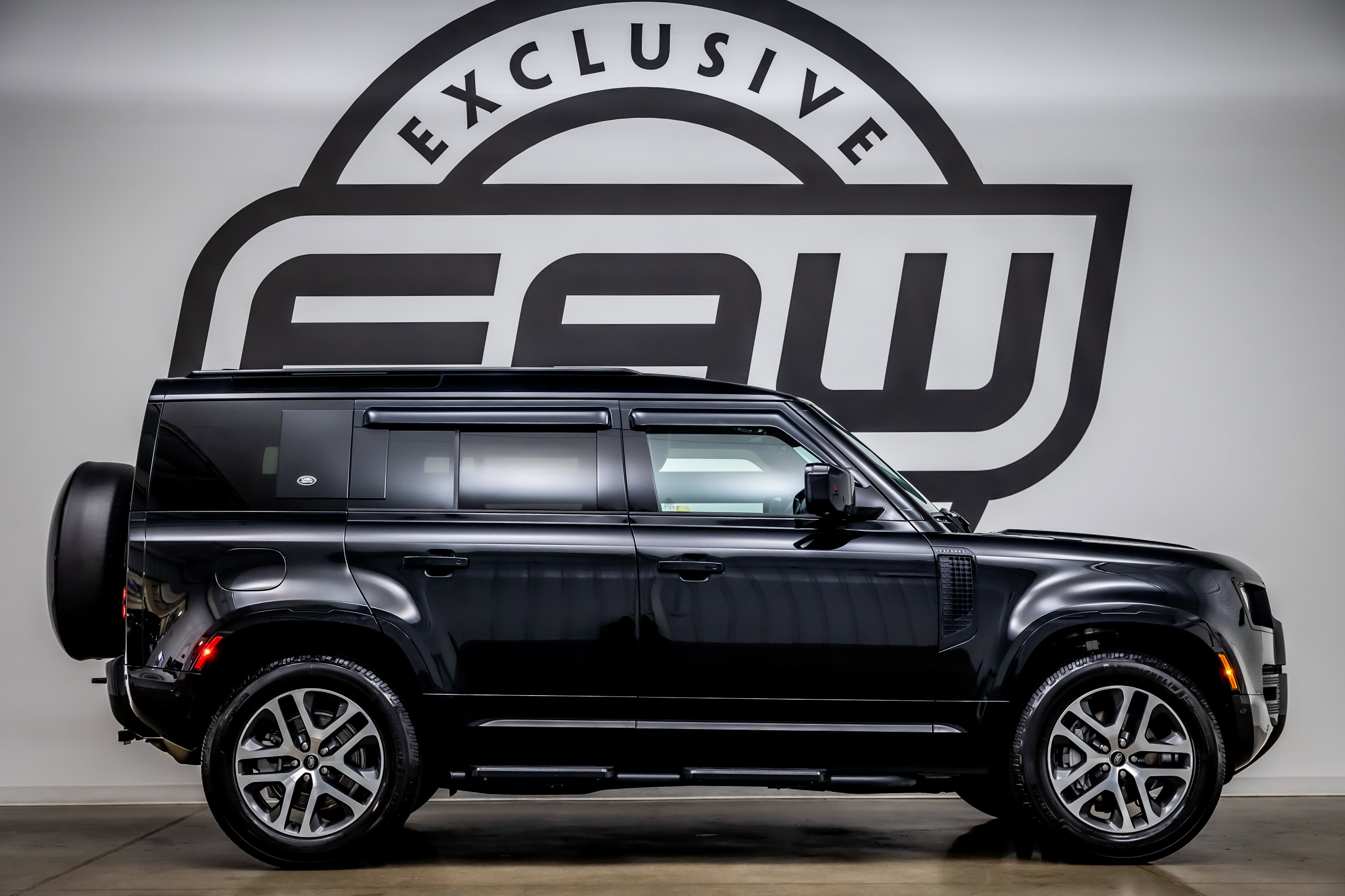 Used 2024 Land Rover Defender 110 X-Dynamic SE image 8