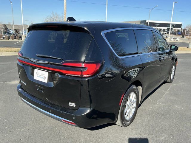Used 2025 Chrysler Pacifica Select image 3