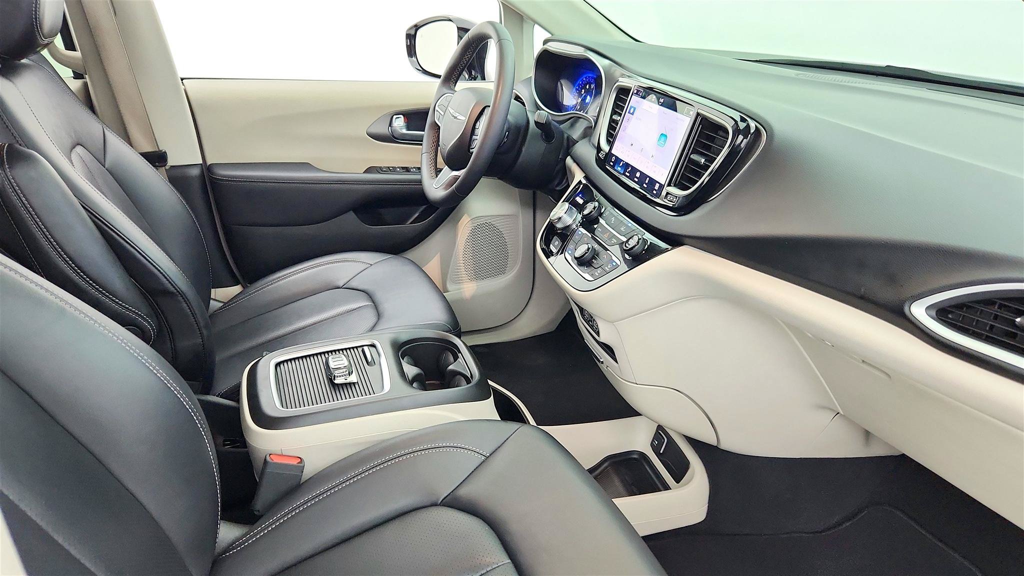 Used 2024 Chrysler Pacifica Touring-L FWD image 18