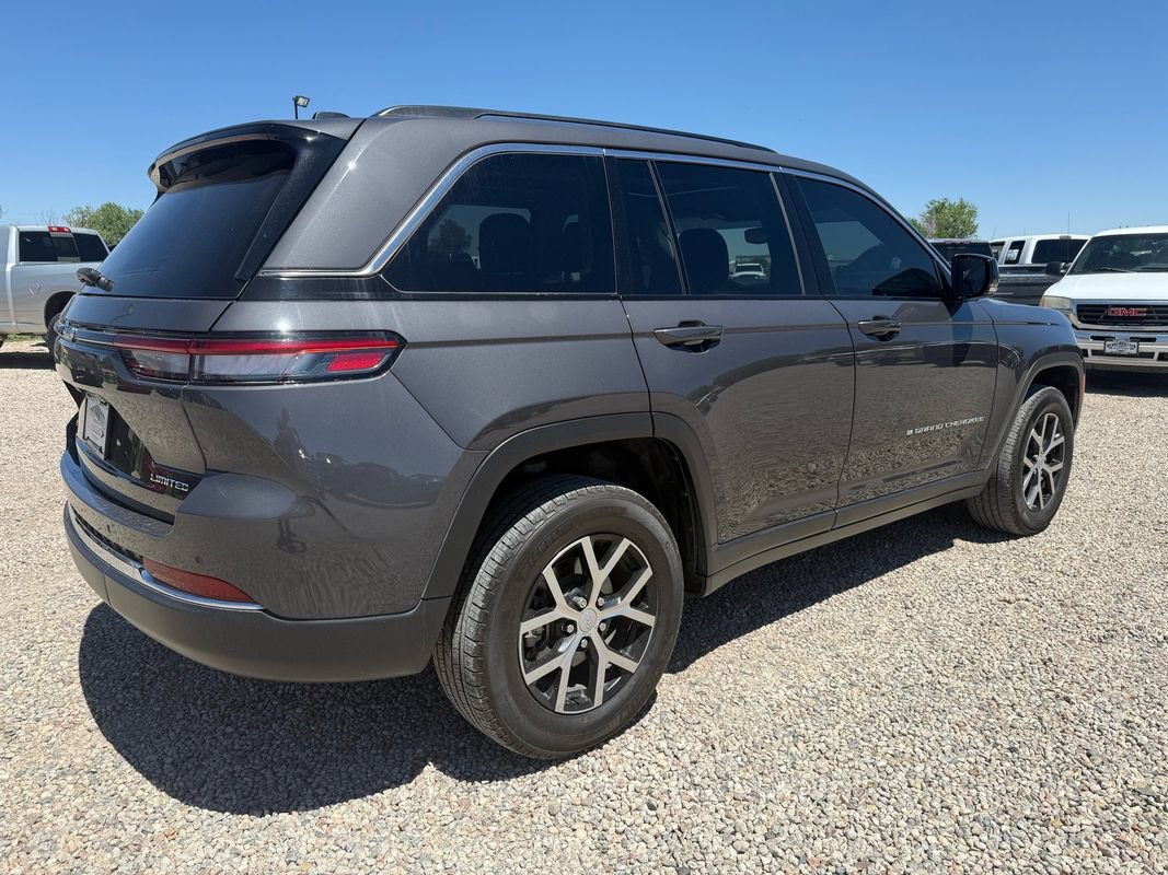 Used 2023 Jeep Grand Cherokee Limited w/ Trailer Tow Prep Group (B) AWD/4WD image 11