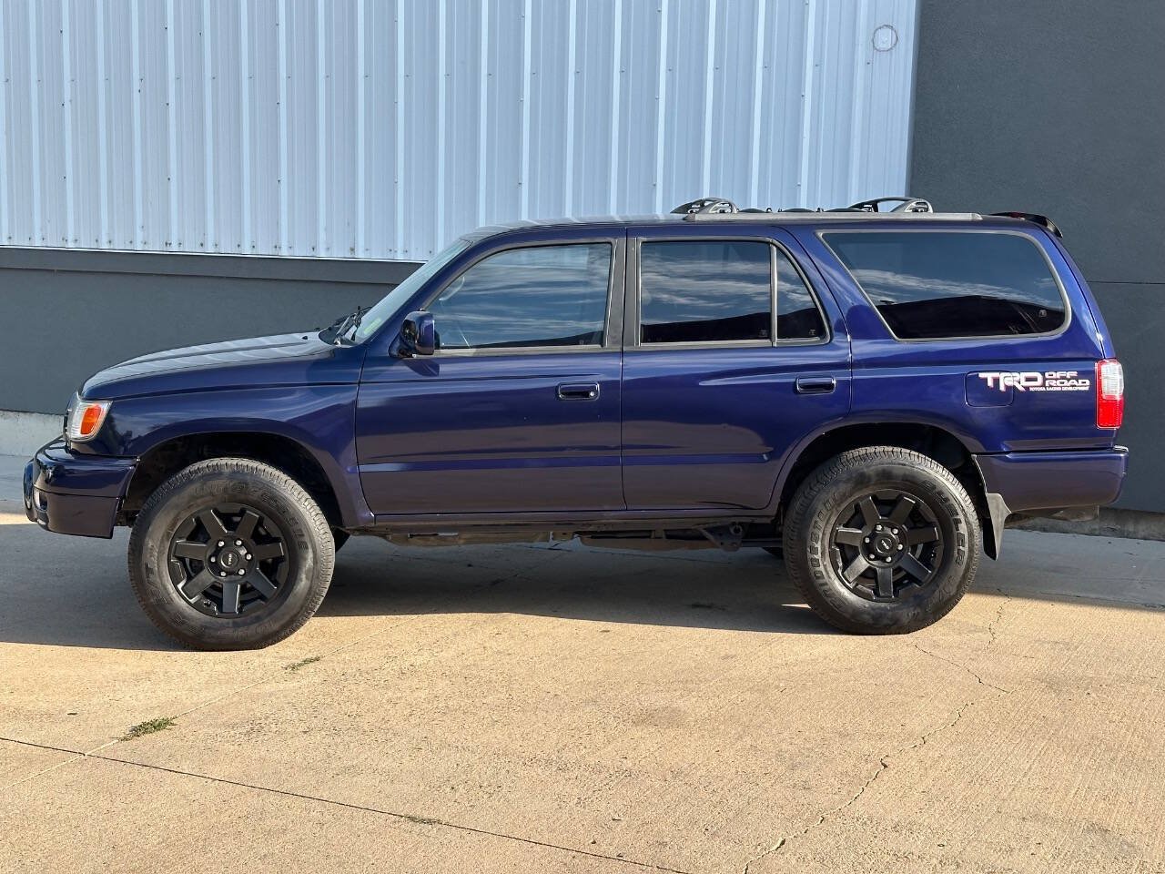 Used 2001 Toyota 4Runner SR5 w/ Upgrade Value Pkg 3 AWD/4WD image 3