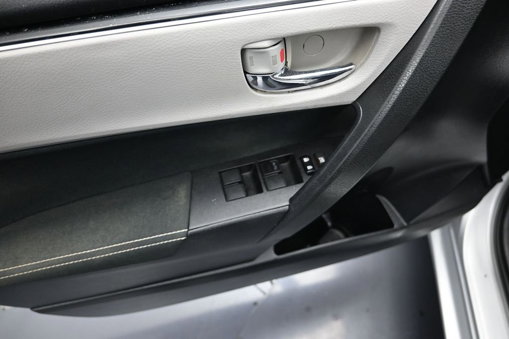 Used 2018 Toyota Corolla LE FWD image 10
