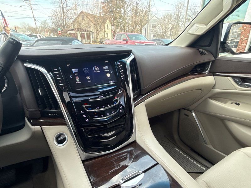 Used 2017 Cadillac Escalade Luxury image 24