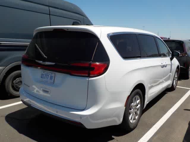 Used 2023 Chrysler Pacifica Touring-L FWD image 2