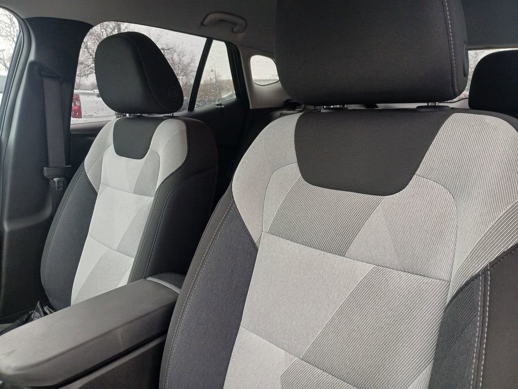 Used 2025 Chevrolet Trax LS w/ LS Convenience Package image 24