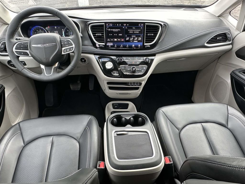 Used 2023 Chrysler Pacifica Touring-L image 14