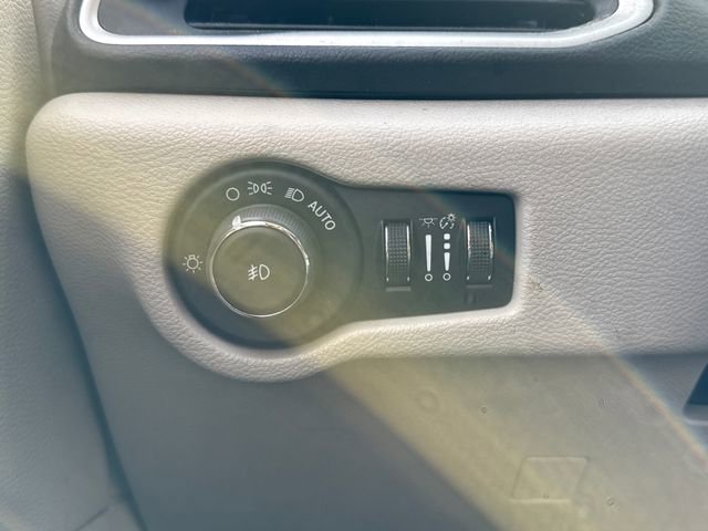 Used 2017 Chrysler Pacifica Touring-L FWD image 30