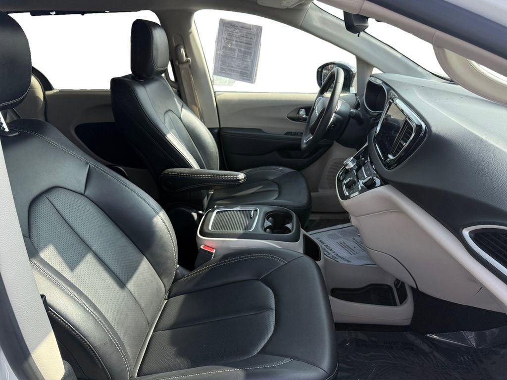 Used 2024 Chrysler Pacifica Touring-L image 17