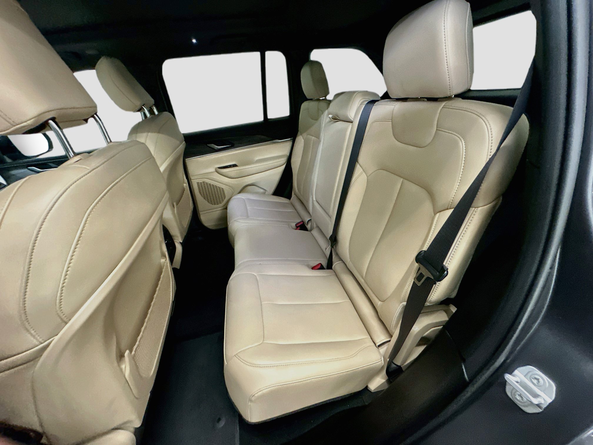 Used 2023 Jeep Grand Cherokee Limited AWD/4WD image 30