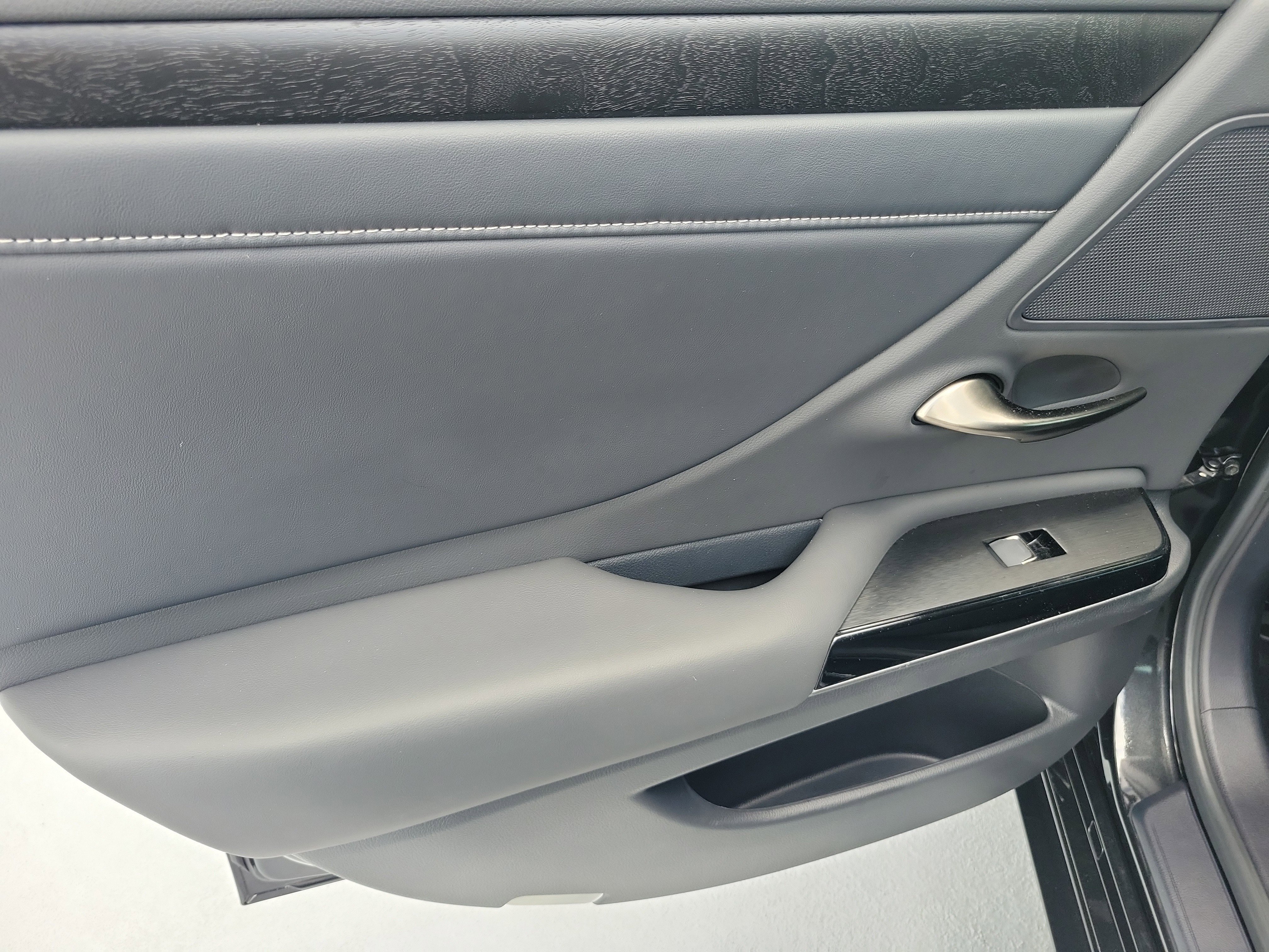 Used 2024 Lexus ES 350 w/ Premium Package FWD image 10