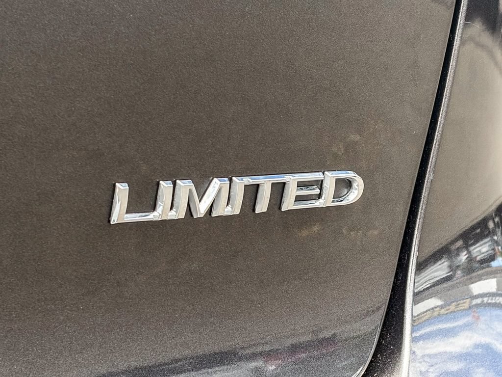 Used 2017 Chrysler Pacifica Limited w/ UConnect Theater Package FWD image 11