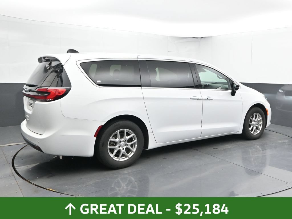 Used 2025 Chrysler Pacifica Select FWD image 4