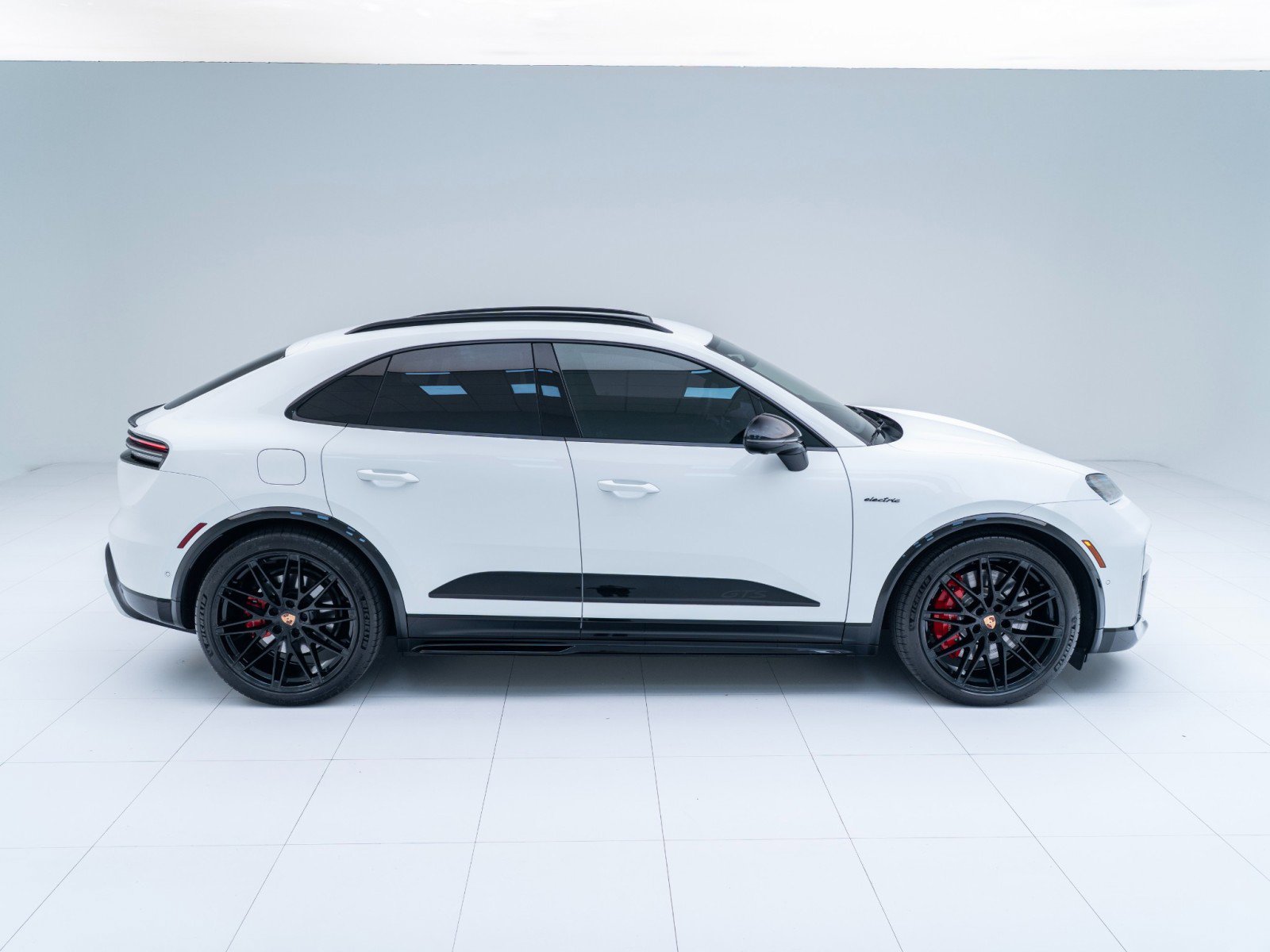 Certified 2026 Porsche Macan GTS Electric image 8