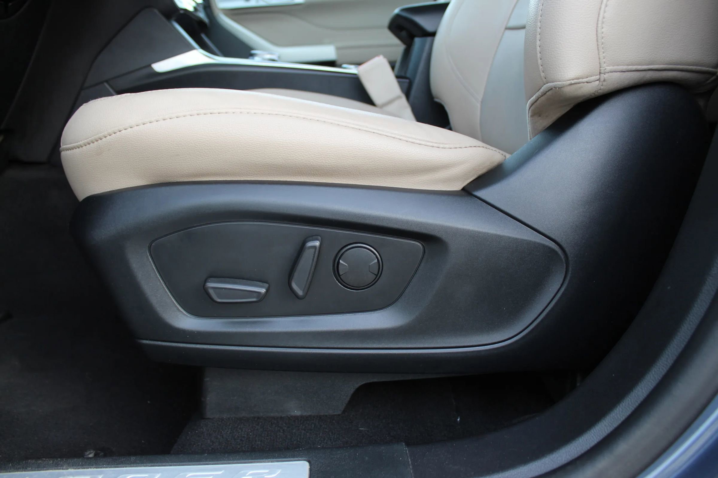 Used 2021 Ford Explorer Limited image 12