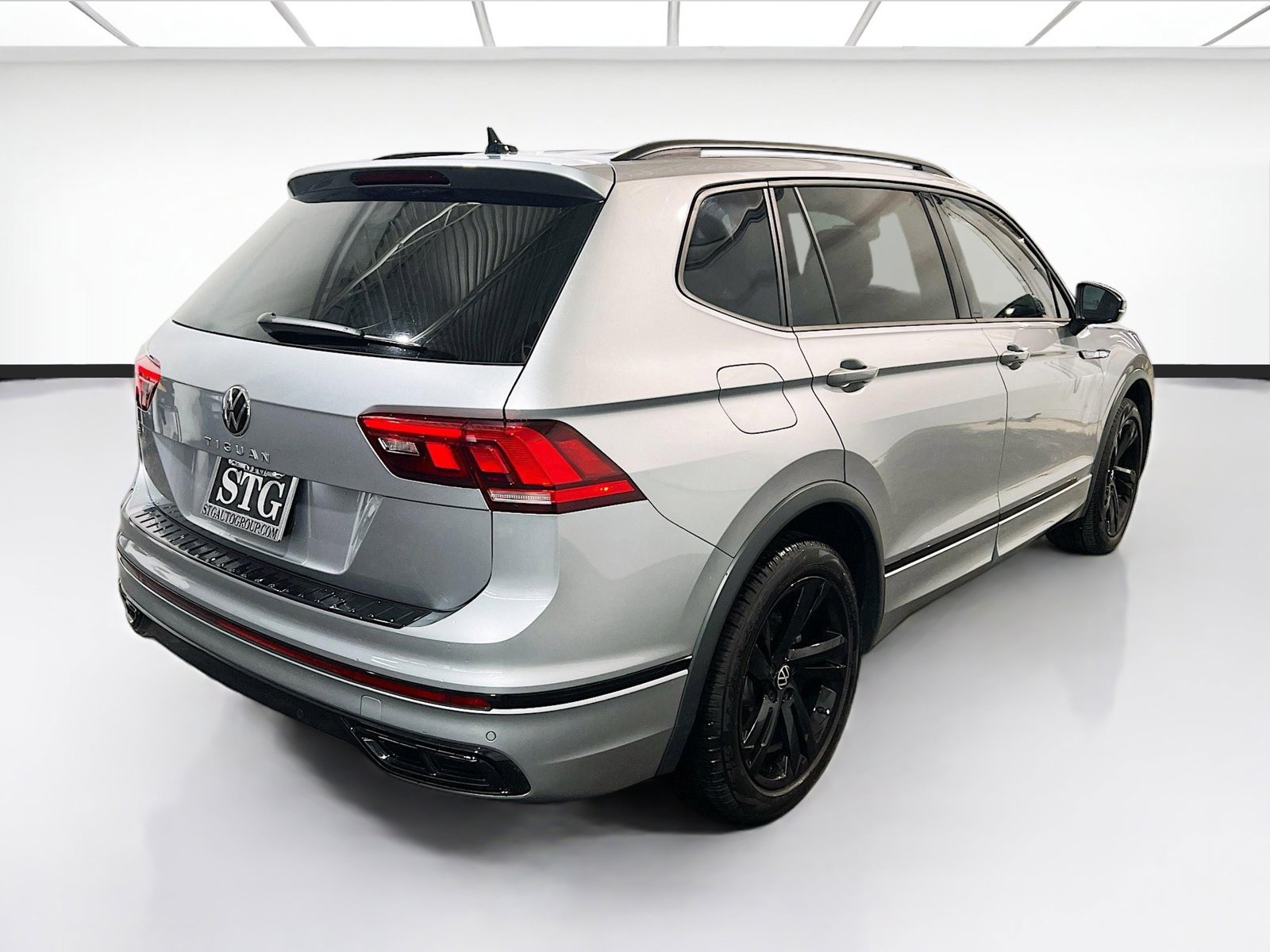 Used 2023 Volkswagen Tiguan SE R-Line FWD image 4