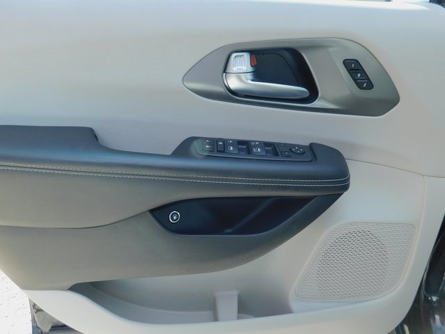 Used 2024 Chrysler Pacifica Select image 26