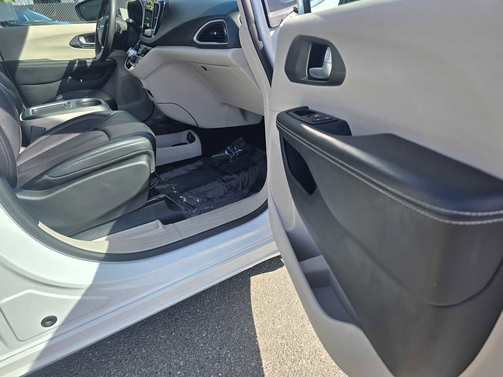 Used 2024 Chrysler Pacifica Touring-L image 10