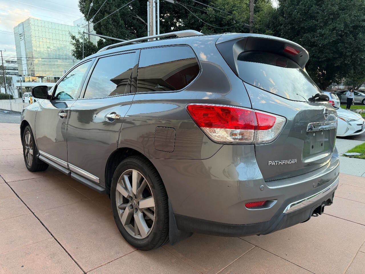 Used 2016 Nissan Pathfinder Platinum w/ Cargo Package image 3