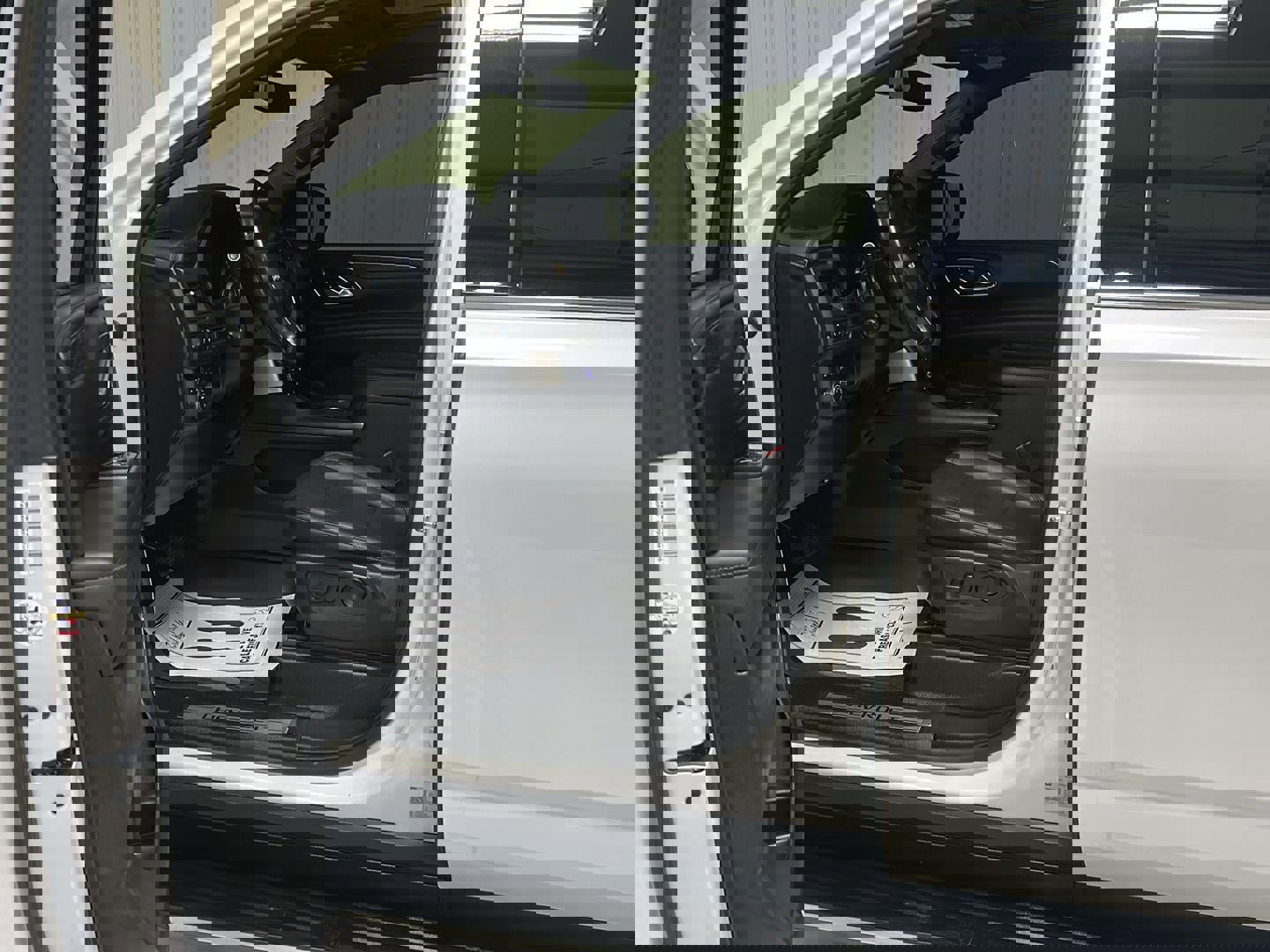 Used 2022 Chevrolet Suburban LT w/ Luxury Package image 8