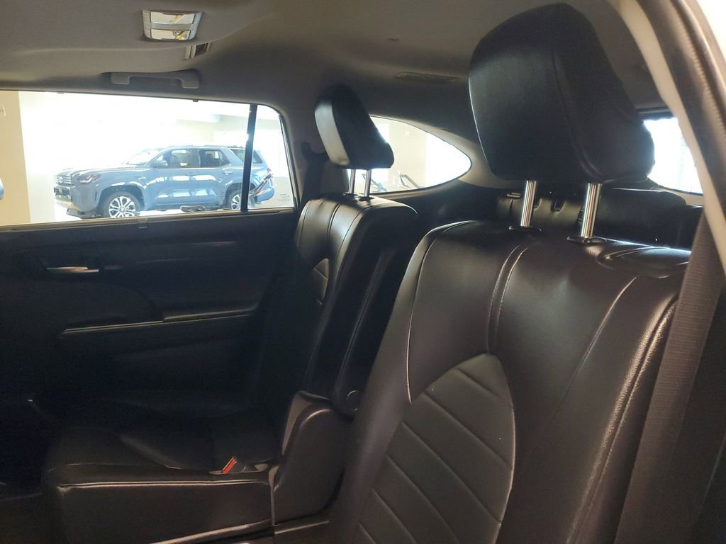 Used 2023 Toyota Highlander XLE image 13