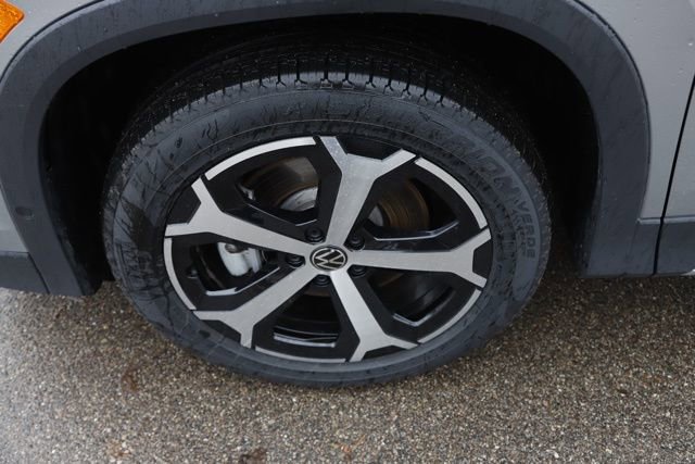 Used 2025 Volkswagen Tiguan SE w/ Panoramic Sunroof Package image 12