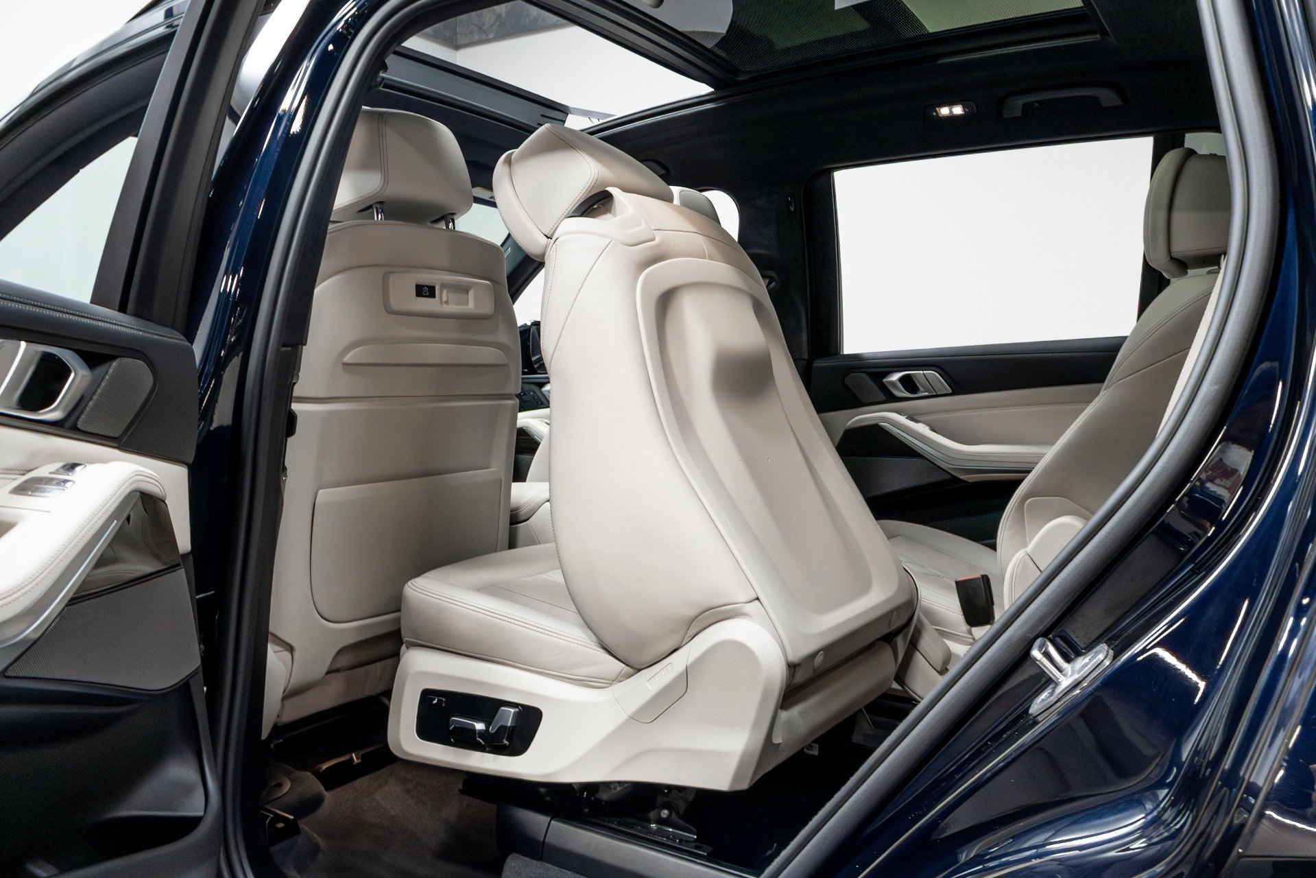 Used 2021 BMW X7 M50i image 37