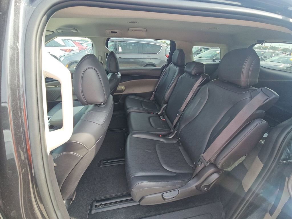 Used 2025 Kia Carnival FWD image 3