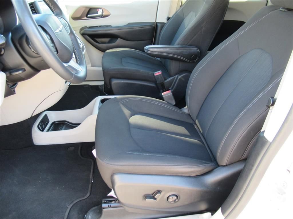Used 2022 Chrysler Voyager LX image 14