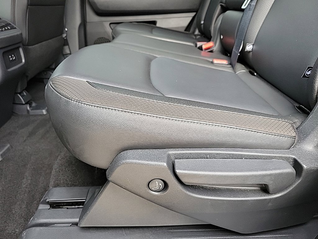 Used 2025 Nissan Pathfinder SL AWD/4WD image 14