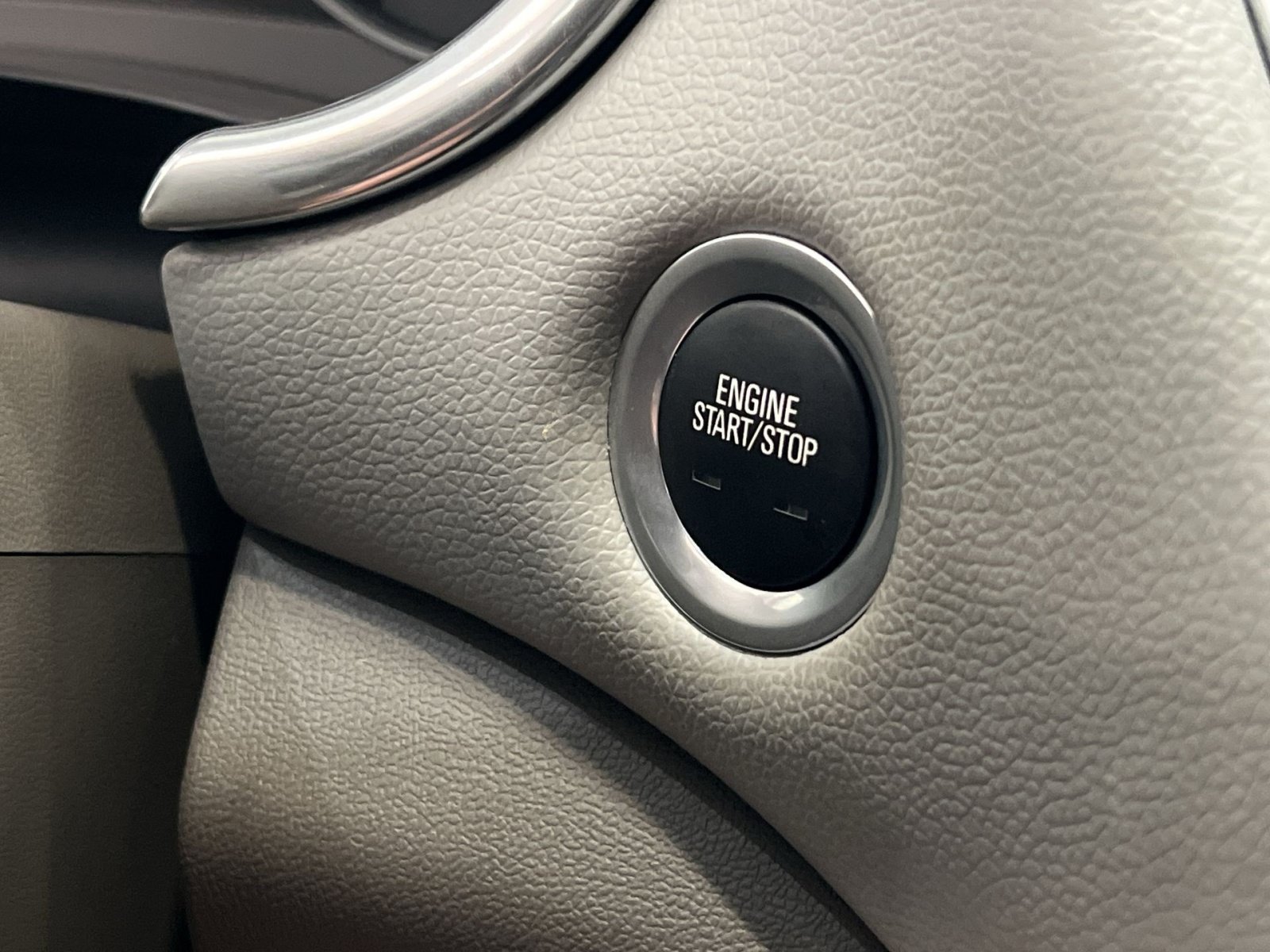 Used 2019 Chevrolet Malibu Hybrid w/ Leather Package FWD image 30