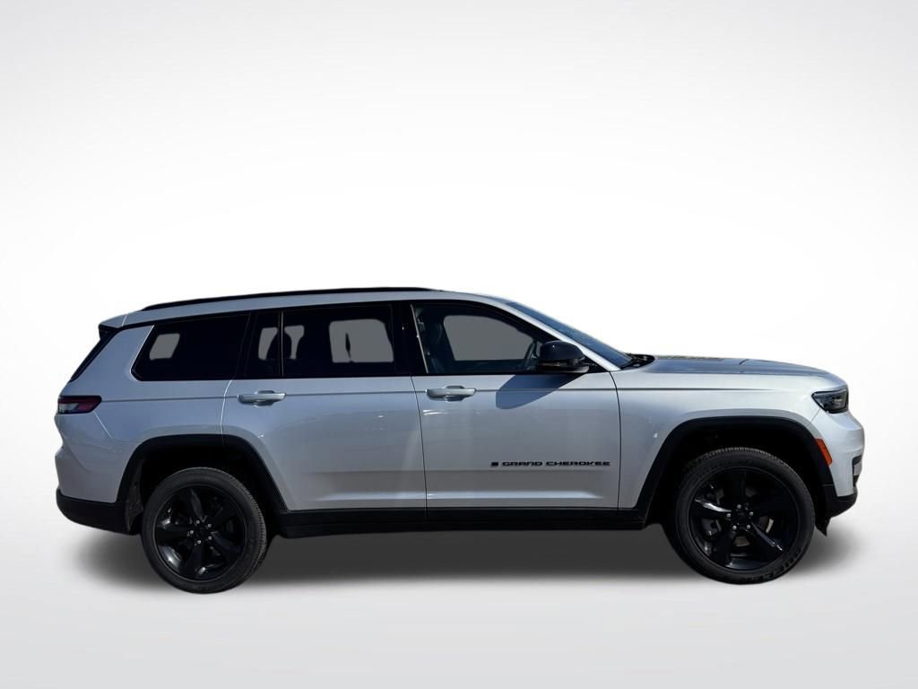 Used 2024 Jeep Grand Cherokee L Altitude image 2