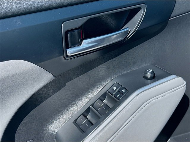 Used 2022 Toyota Highlander XLE image 16