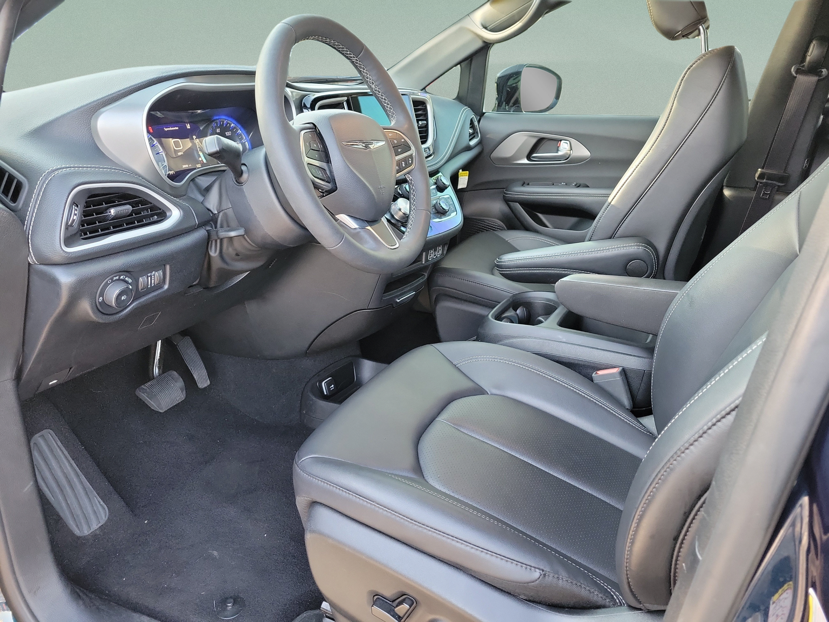 Used 2025 Chrysler Pacifica Select FWD image 17