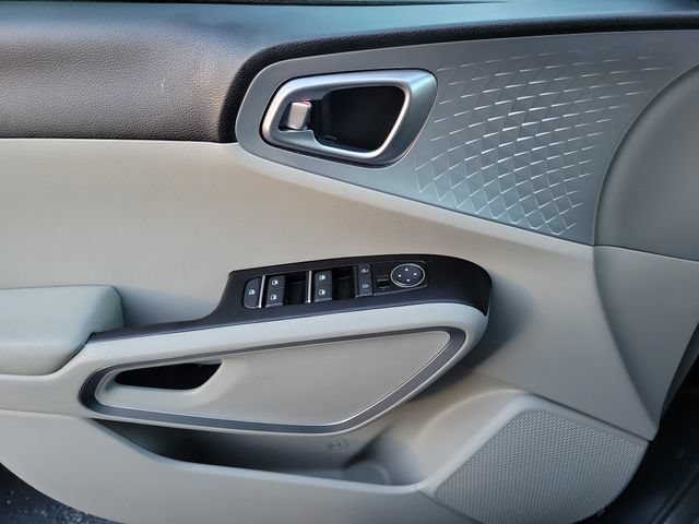 Used 2023 Kia Soul LX w/ LX Technology Package FWD image 14