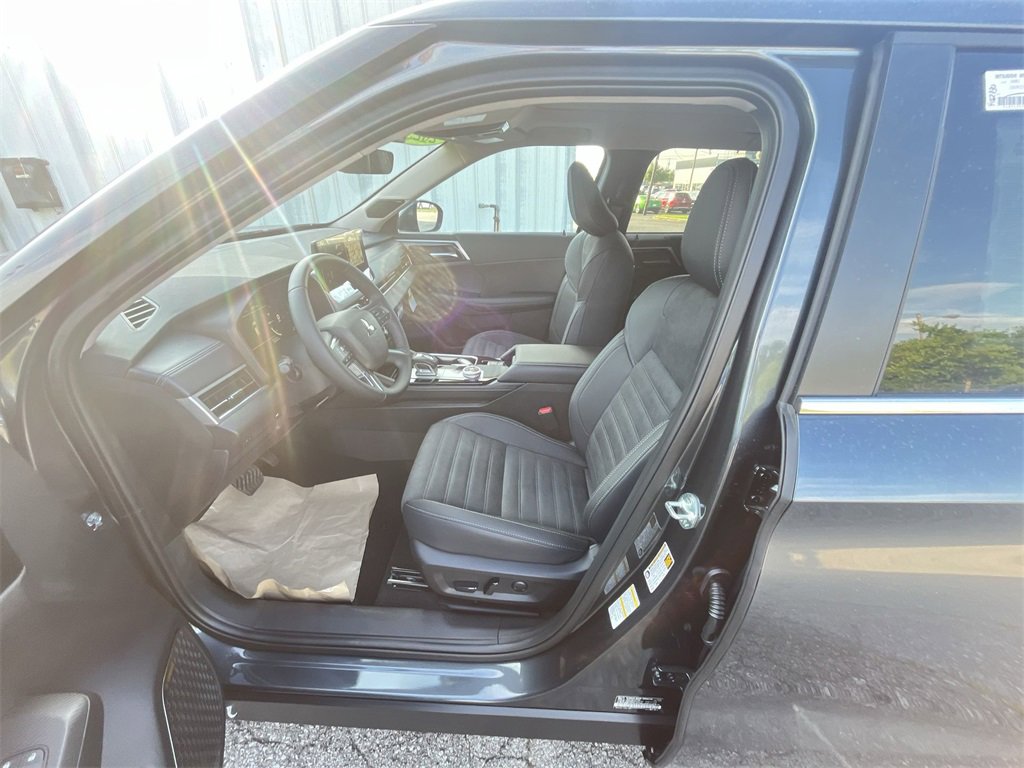 New 2025 Mitsubishi Outlander SE image 11