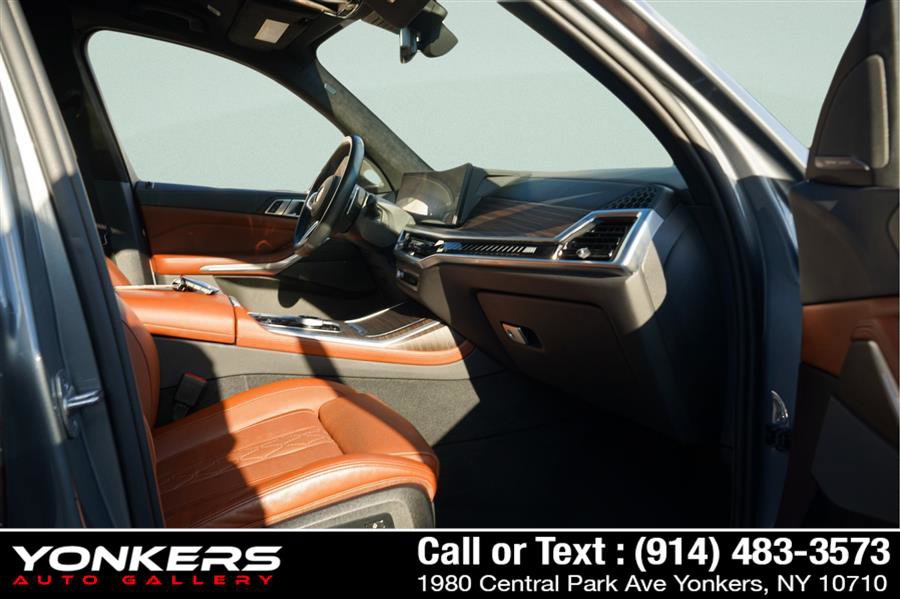 Used 2024 BMW X7 M60i w/ Executive Package image 67