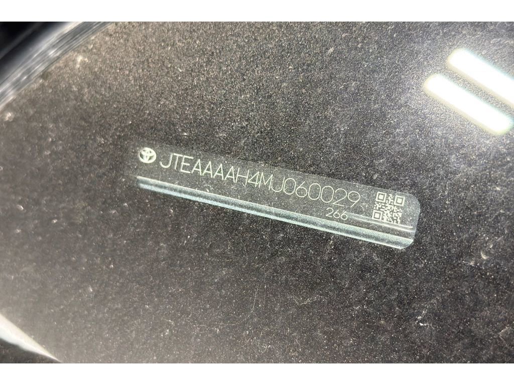 Used 2021 Toyota Venza LE AWD/4WD image 8