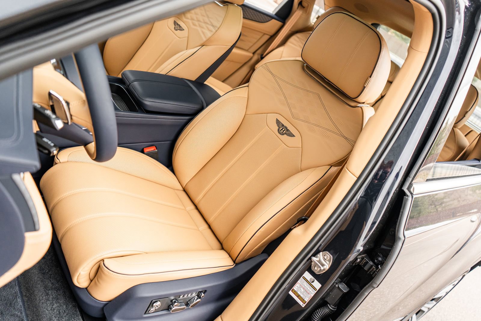 Used 2025 Bentley Bentayga image 23