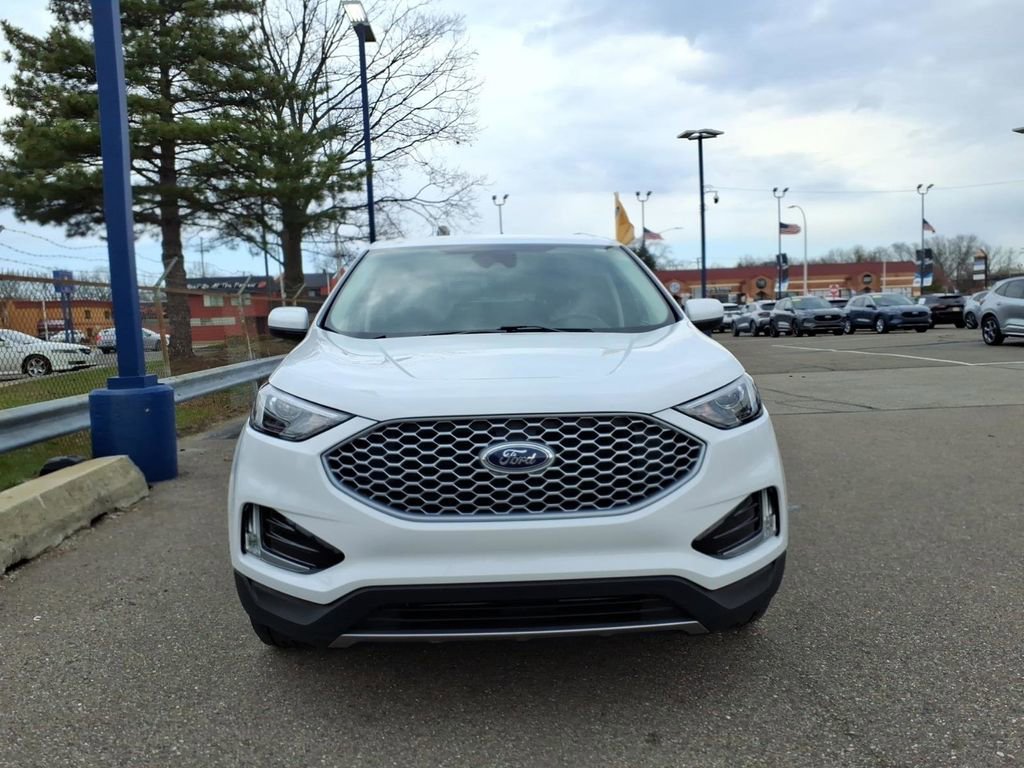 Certified 2023 Ford Edge SEL w/ Convenience Package AWD/4WD image 2