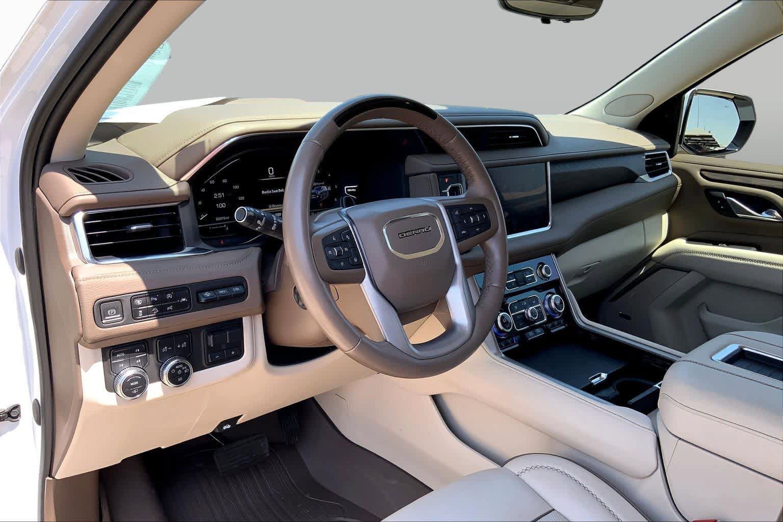 Used 2023 GMC Yukon Denali w/ Advanced Technology Package AWD/4WD image 17