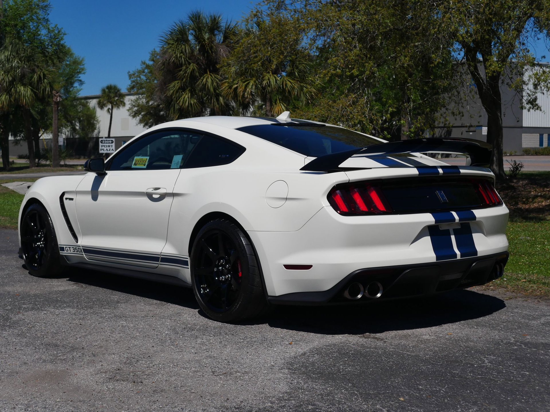 Used 2020 Ford Mustang Shelby GT350R w/ GT350R Equipment Group 920A RWD image 17