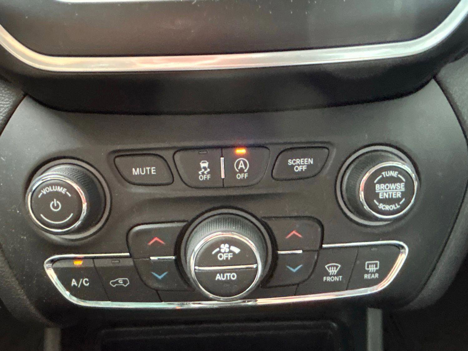 Certified 2021 Jeep Cherokee Latitude Lux w/ Comfort/Convenience Group FWD image 29
