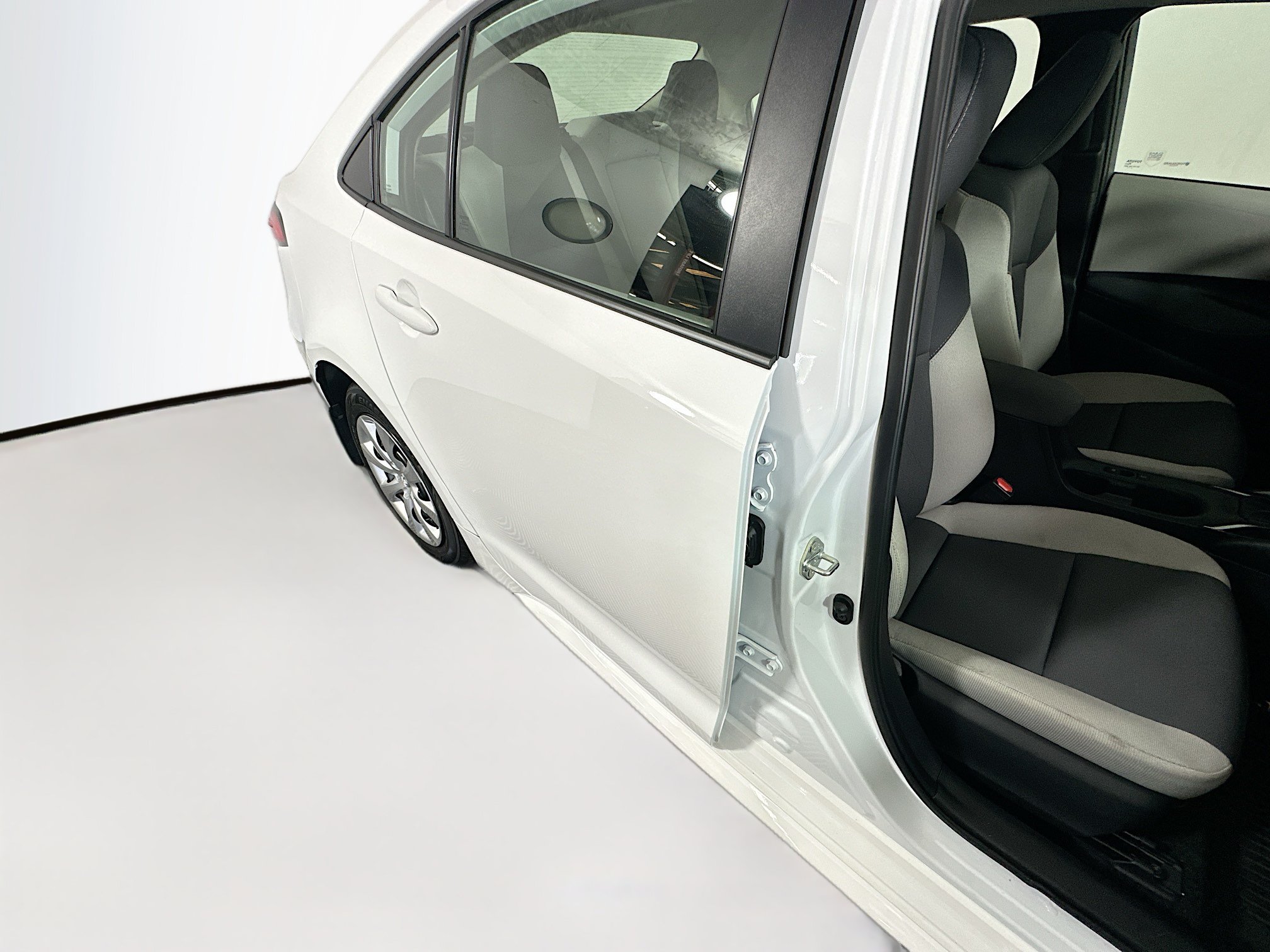 Used 2025 Toyota Corolla LE FWD image 27