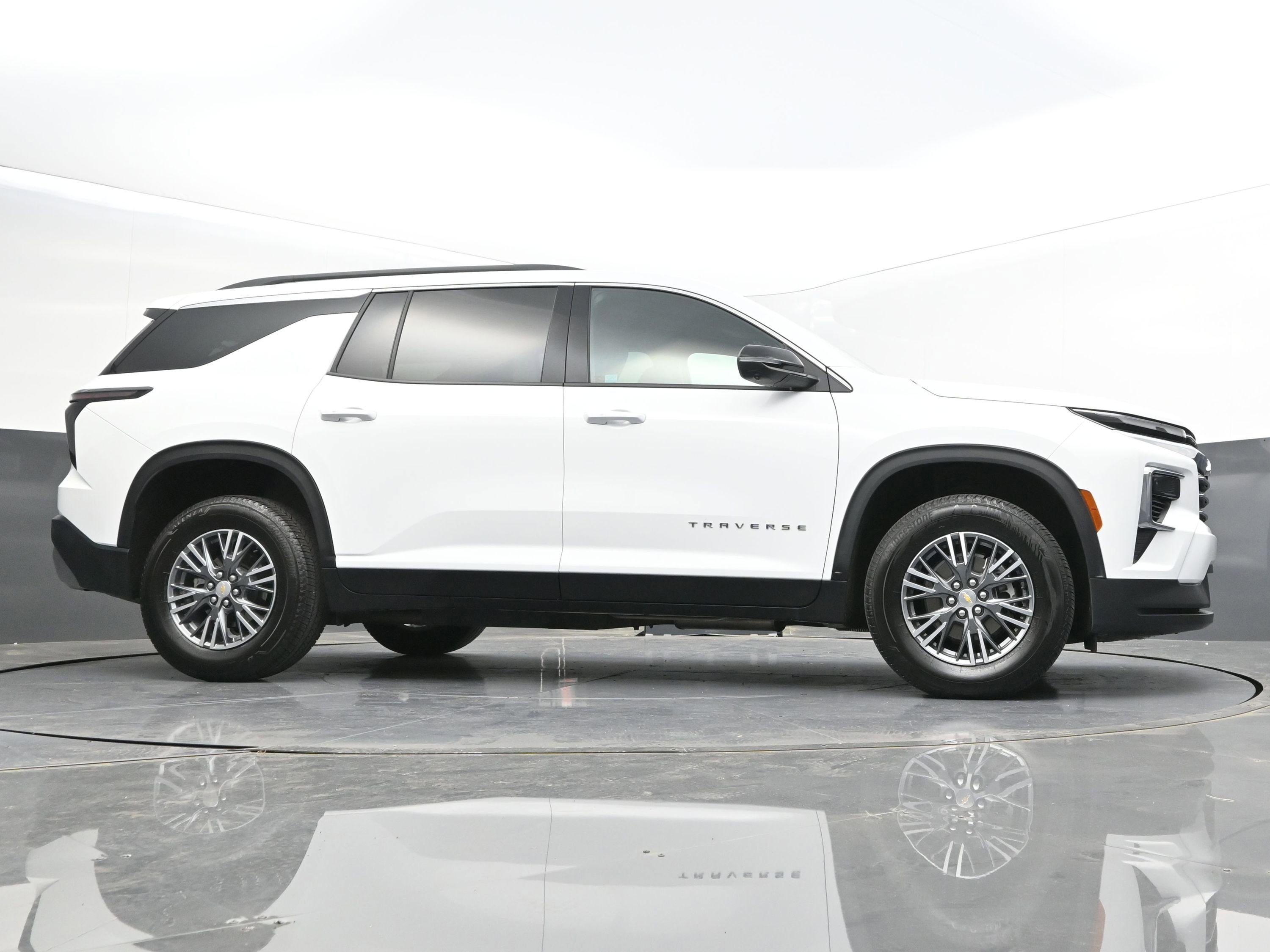 Used 2026 Chevrolet Traverse LT w/ Driver Confidence Package FWD image 39