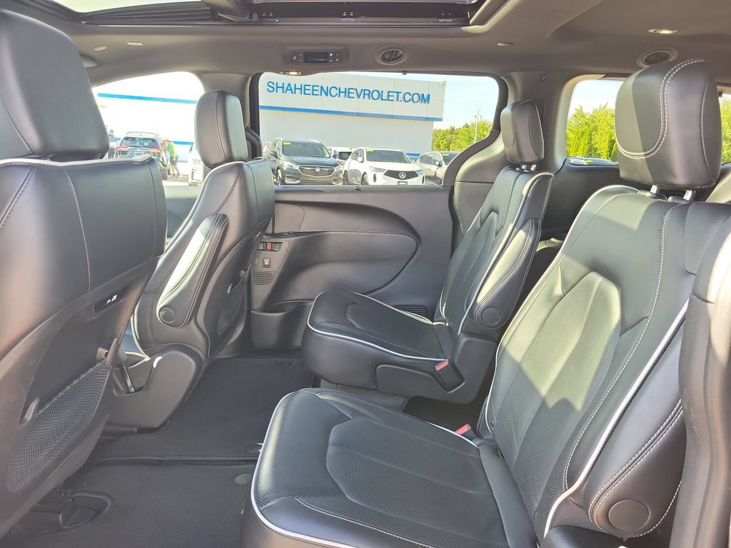 Used 2025 Chrysler Pacifica Limited FWD image 28