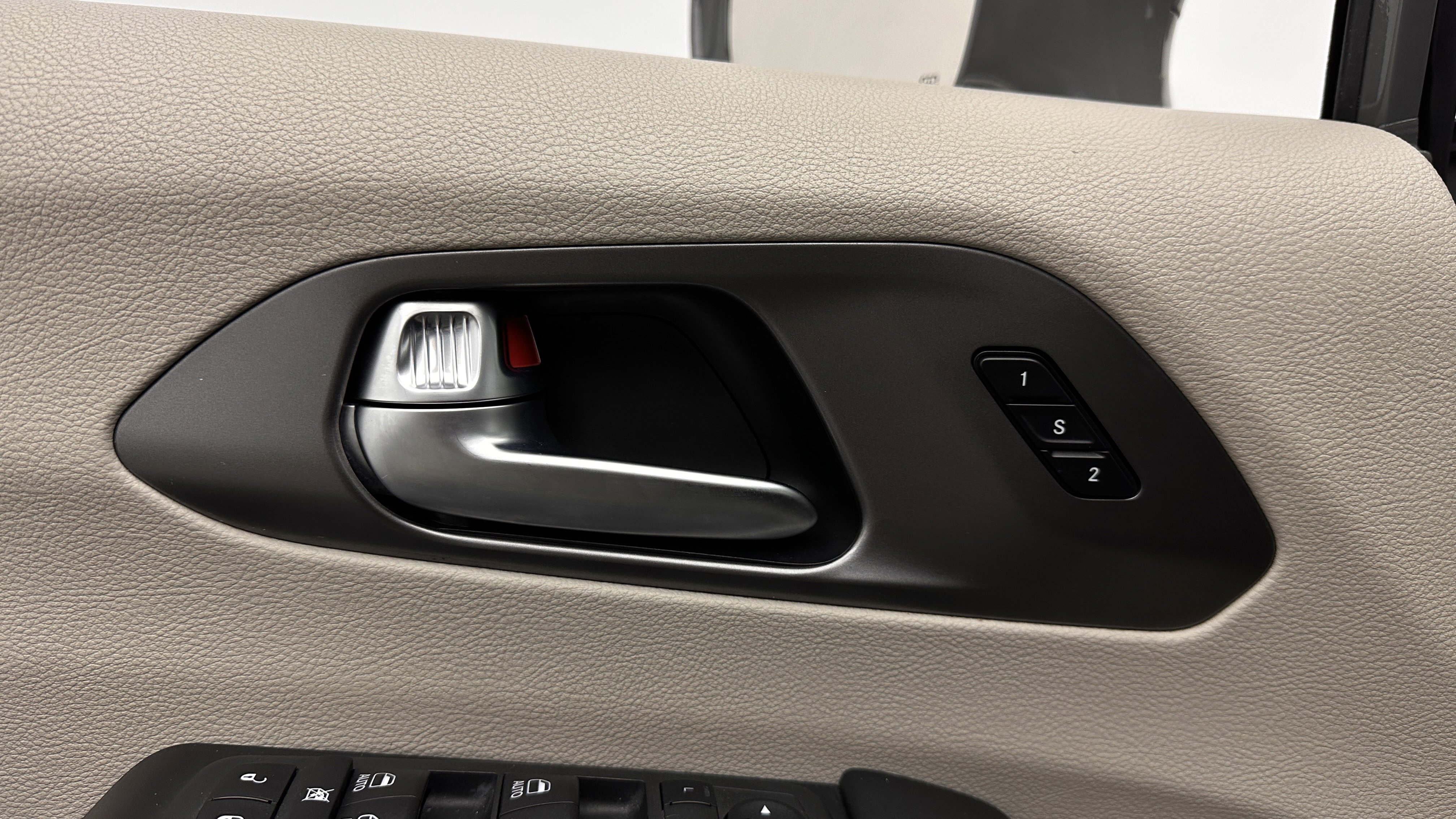 Used 2022 Chrysler Pacifica Touring-L w/ Uconnect Theater Family Group FWD image 12