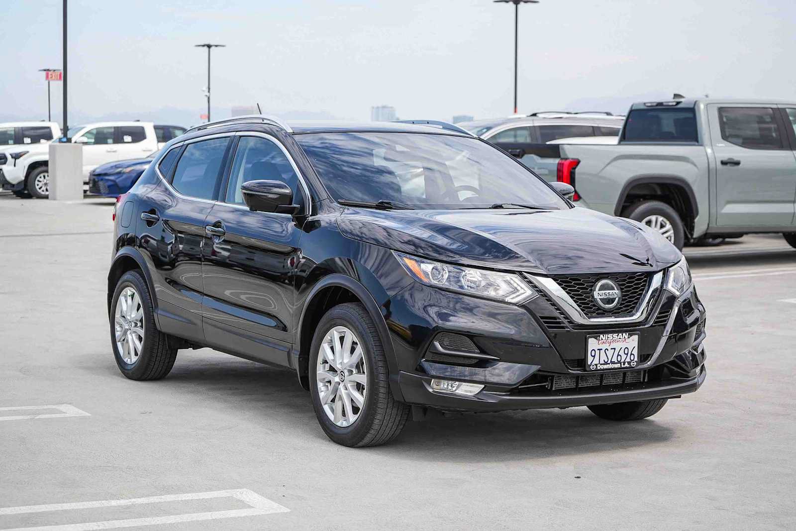 Used 2021 Nissan Rogue Sport SV w/ Technology Package FWD image 3