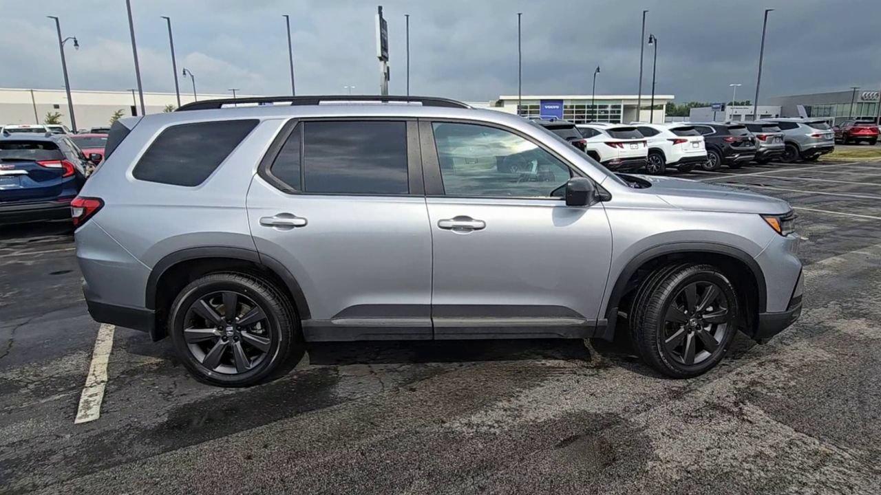 Used 2025 Honda Pilot Sport image 11