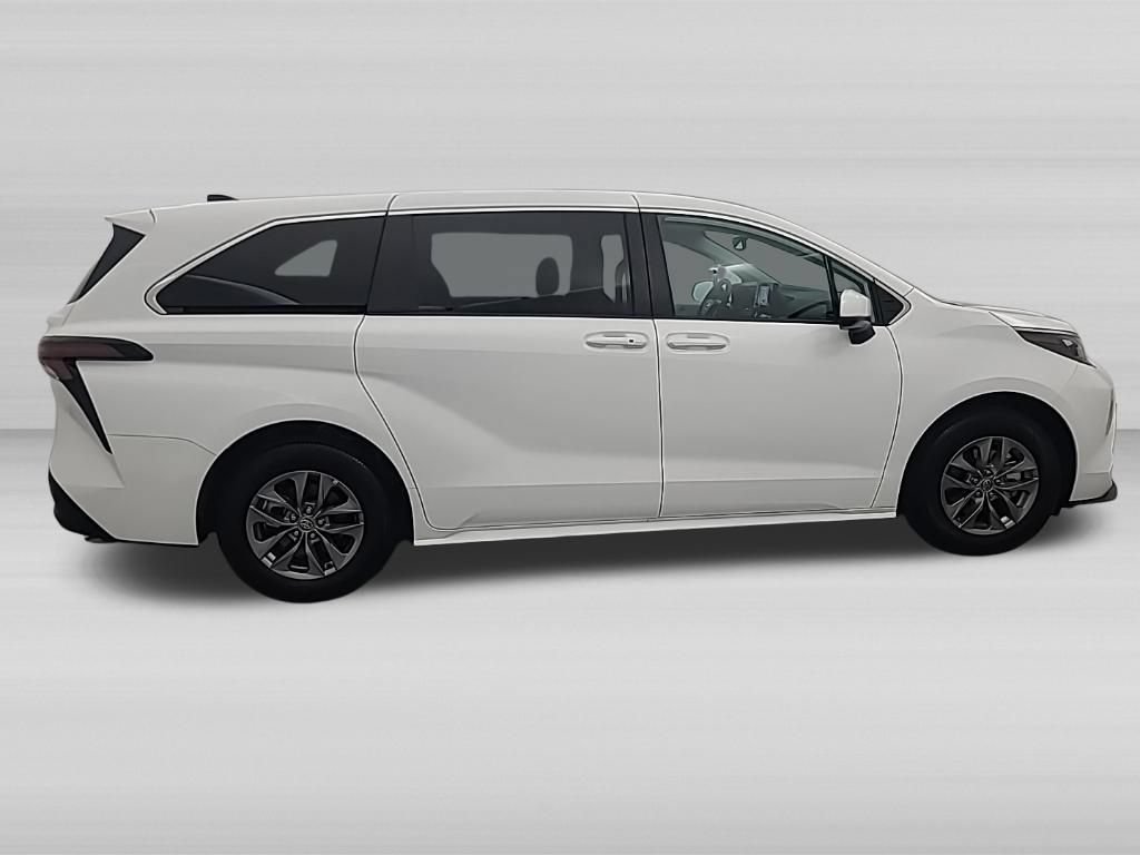 Used 2026 Toyota Sienna LE FWD image 3