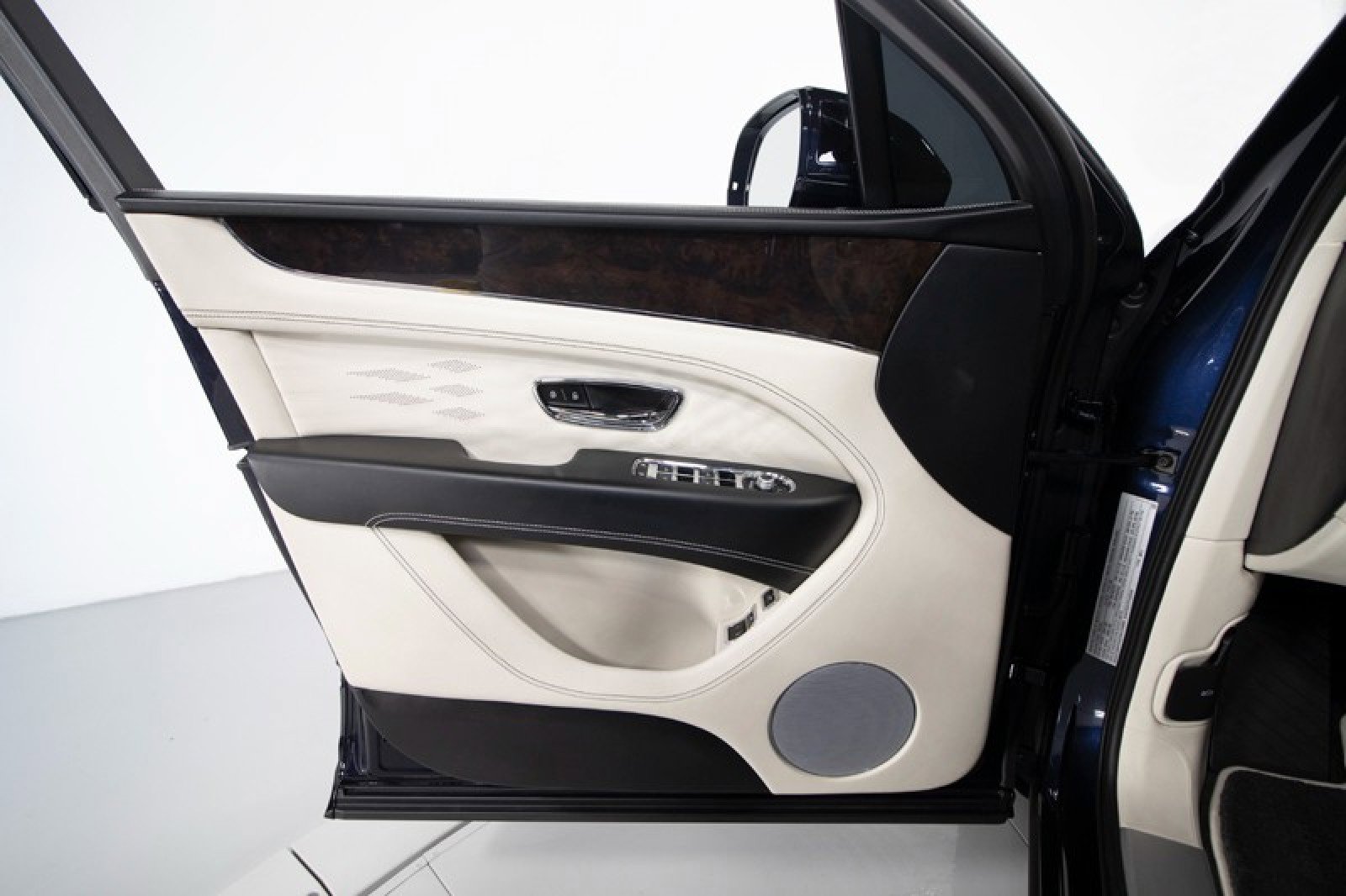Used 2023 Bentley Bentayga Extended Wheelbase image 32